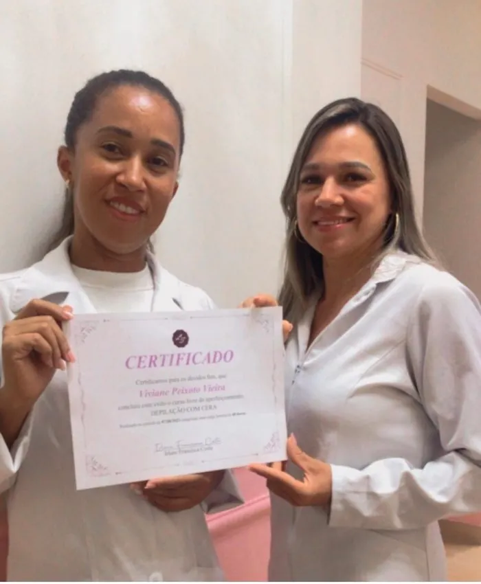 Aluna formada no curso de depilação com cera da Irlane Costa